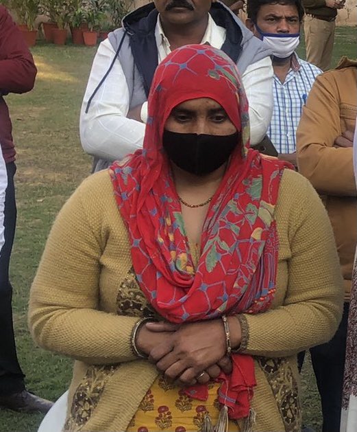 MahipalMahla's tweet photo. #REET2021 पेपर कंटेनर हादसे में संदिग्ध परिस्थितियों में अपनी जान गँवाने वाले स्व. रामनिवास जी की पत्नी श्रीमती मनीष जाट जी राज्य सरकार से हादसे की CBI जाँच की माँग कर रही है, हम सभी को इस संघर्ष में उनका साथ देना चाहिए। #JusticeForManishJat https://t.co/5jecQkDUQI