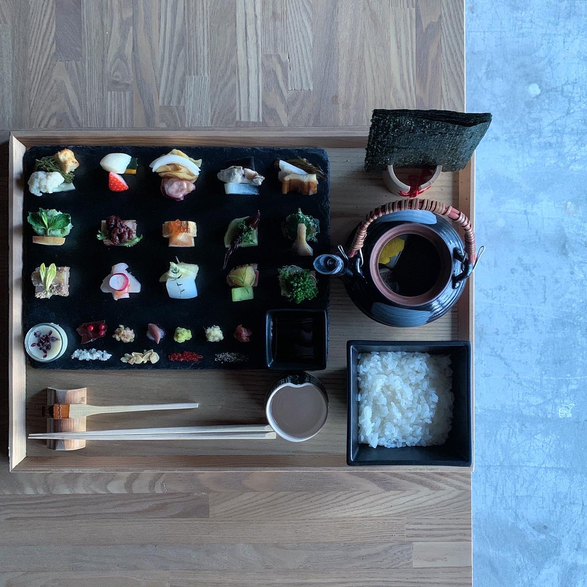 awomb's tweet photo. AWOMB烏丸本店 如月2月の「手織り寿し」です！菜の花や牡蠣、薬味にチョコレート！など、旬の食材をぜひ手巻き寿司に！

烏丸本店
https://t.co/Gt6192a9UZ https://t.co/PGWWFOHpH7