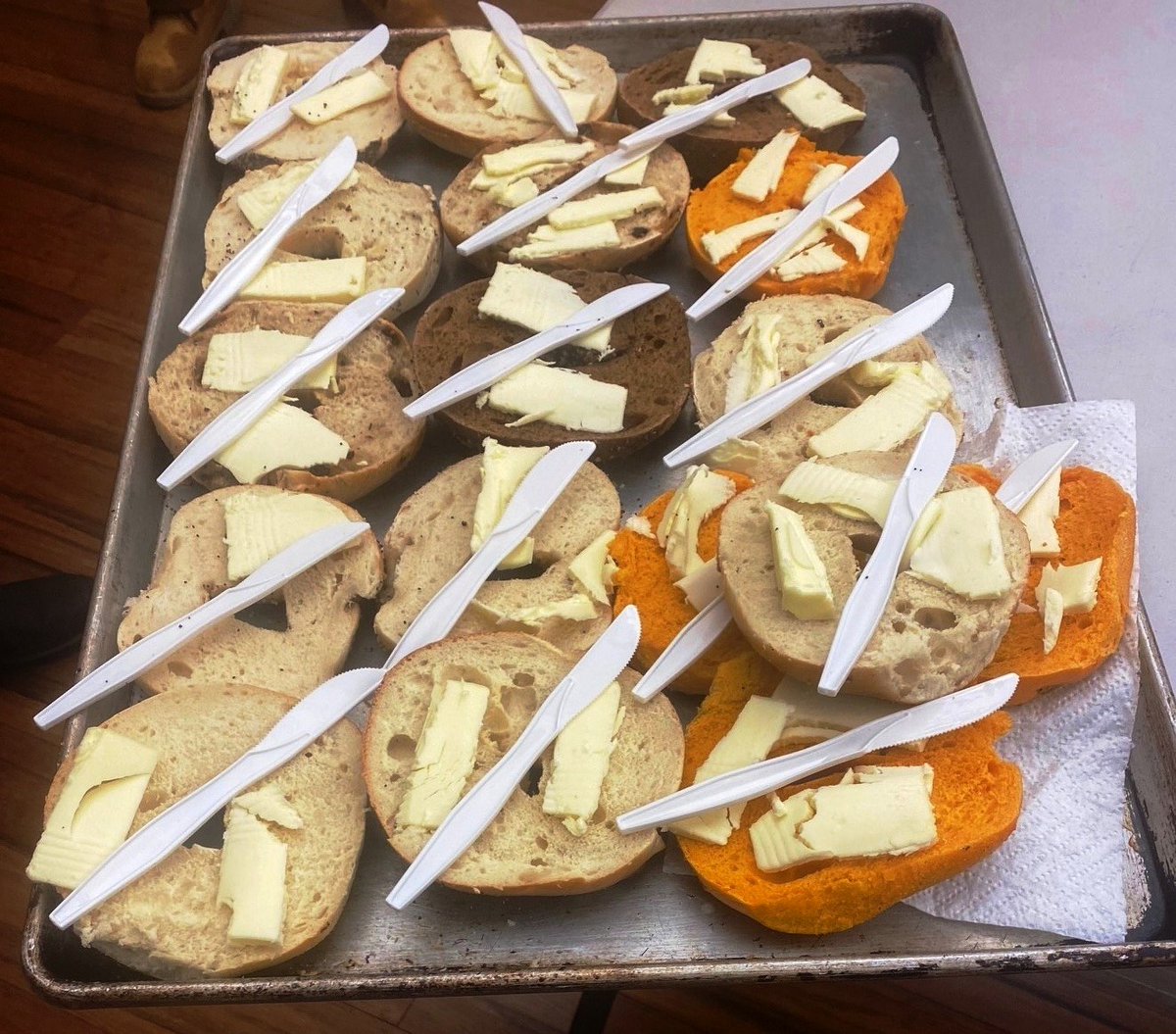 LunchtimeMinis1's tweet photo. Did you know that @BagelsOnHudson has donated bagels and rolls to LTM EVERY DAY for over 15 years?
#morethanasoupkitchen
#communityatwork
#Hoboken
https://t.co/HfZPOU2Wdh https://t.co/rqNPktbP2Q