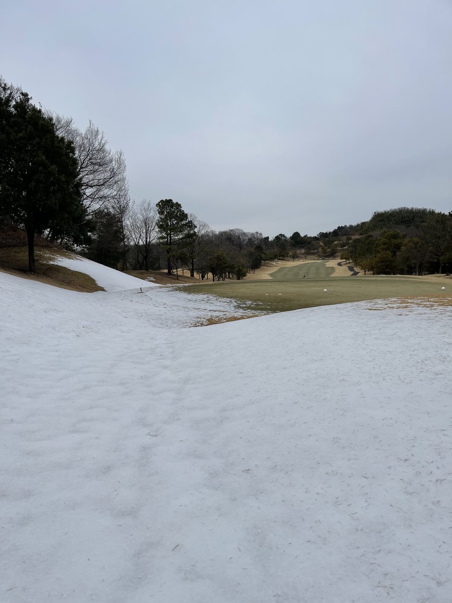 zero5070's tweet photo. #吉井南陽台ゴルフコース
少し雪が残ってますけど！ https://t.co/aWPZ8sXyWY
