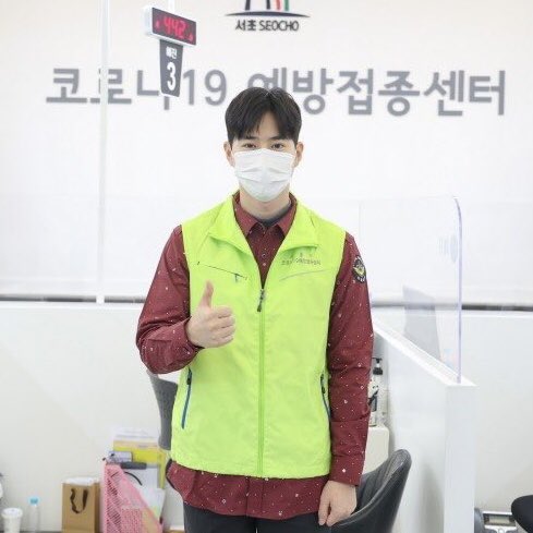 EX9vibes's tweet photo. PRIMERA FOTO DE JUNMYEON DESPUÉS DE SER OFICIALMENTE DADO DE ALTA DEL SM, lo hiciste increíble soldado Junmyeon, bienvenido a casa 
Aaah no puedo esperar por su vlive o mensaje en bble, qué emoción 😭👏🏼
#WelcomeHomeSuho #SUHO https://t.co/55cbIpIwVN