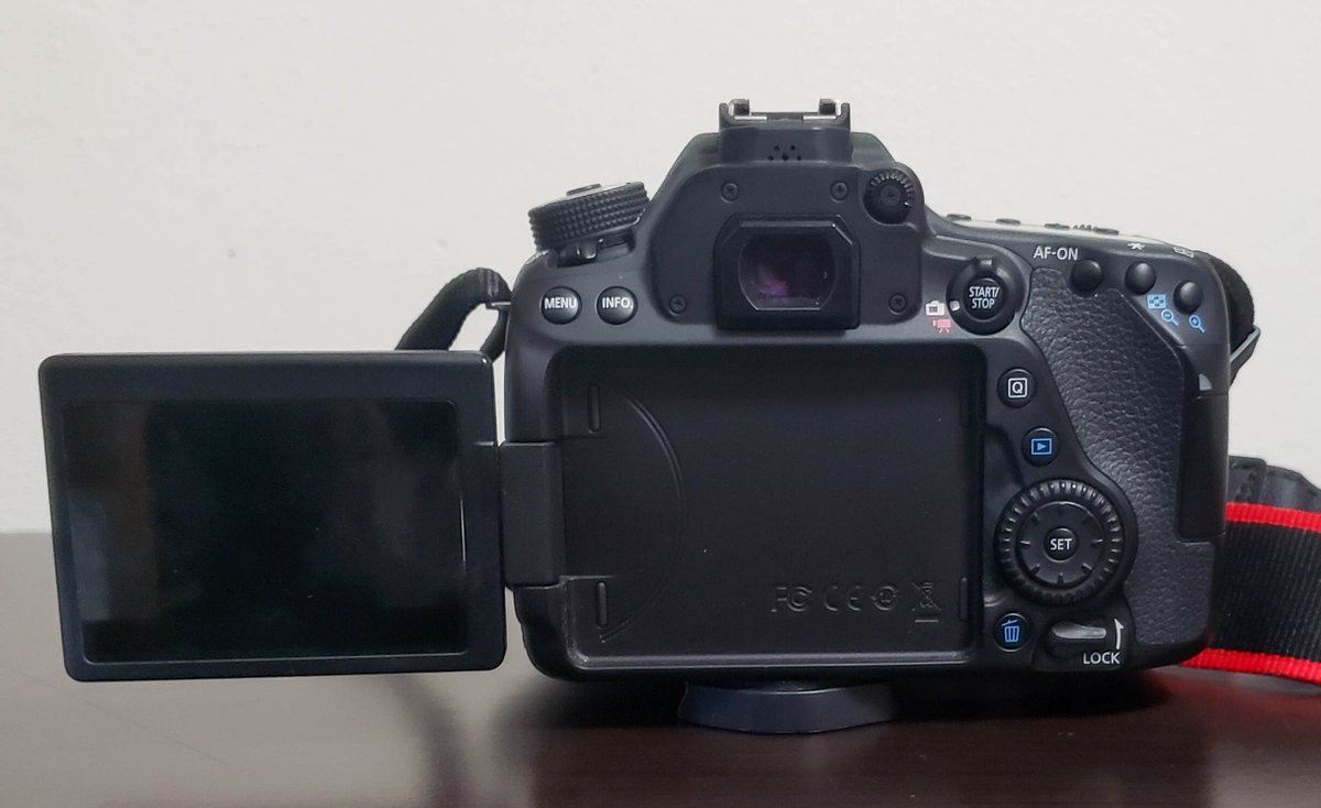 icanlearnphoto's tweet photo. The first thing we must understand - What our camera is and how it functions. There are many brands of cameras, I will be using a canon DSLR in my postings, but the functions are generally universal in nature. Become familiar with what you have! #phototools #thecamer #dslrcamera https://t.co/eCDQG02ctm