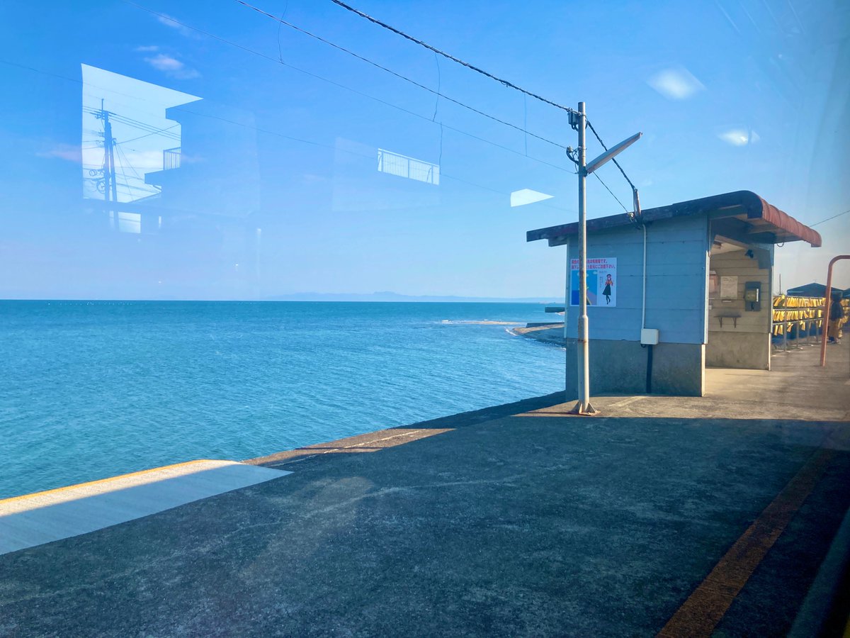y_zib's tweet photo. 一昨日、電車で目が覚めたら、海がめっちゃ近くて、びっくり！で、やっぱり降りてみたくて、今日行ったけど、しっかり雲が厚い曇天。海のきわっきわホーム！黄色い電車が、なんとも可愛い〜 https://t.co/qlRnAe01N4