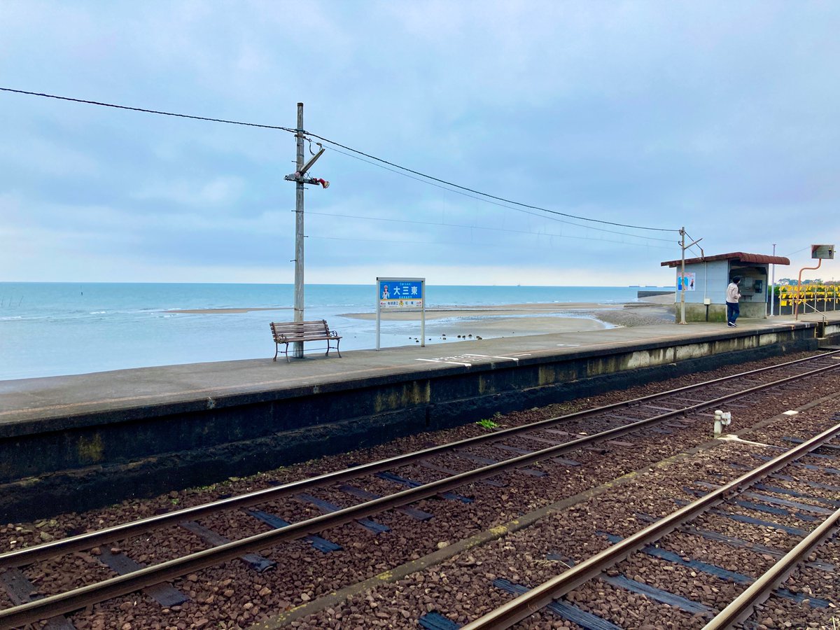 y_zib's tweet photo. 一昨日、電車で目が覚めたら、海がめっちゃ近くて、びっくり！で、やっぱり降りてみたくて、今日行ったけど、しっかり雲が厚い曇天。海のきわっきわホーム！黄色い電車が、なんとも可愛い〜 https://t.co/qlRnAe01N4