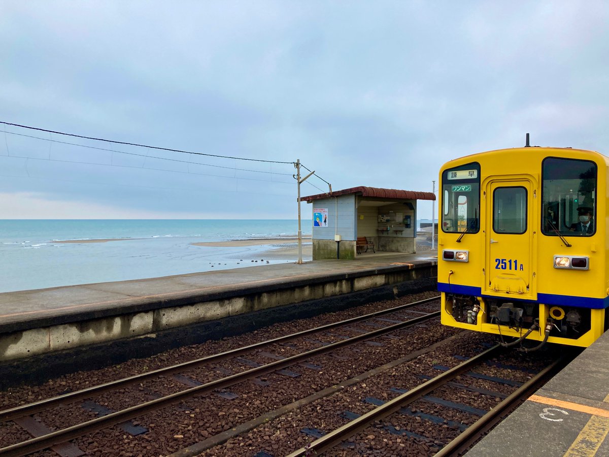 y_zib's tweet photo. 一昨日、電車で目が覚めたら、海がめっちゃ近くて、びっくり！で、やっぱり降りてみたくて、今日行ったけど、しっかり雲が厚い曇天。海のきわっきわホーム！黄色い電車が、なんとも可愛い〜 https://t.co/qlRnAe01N4