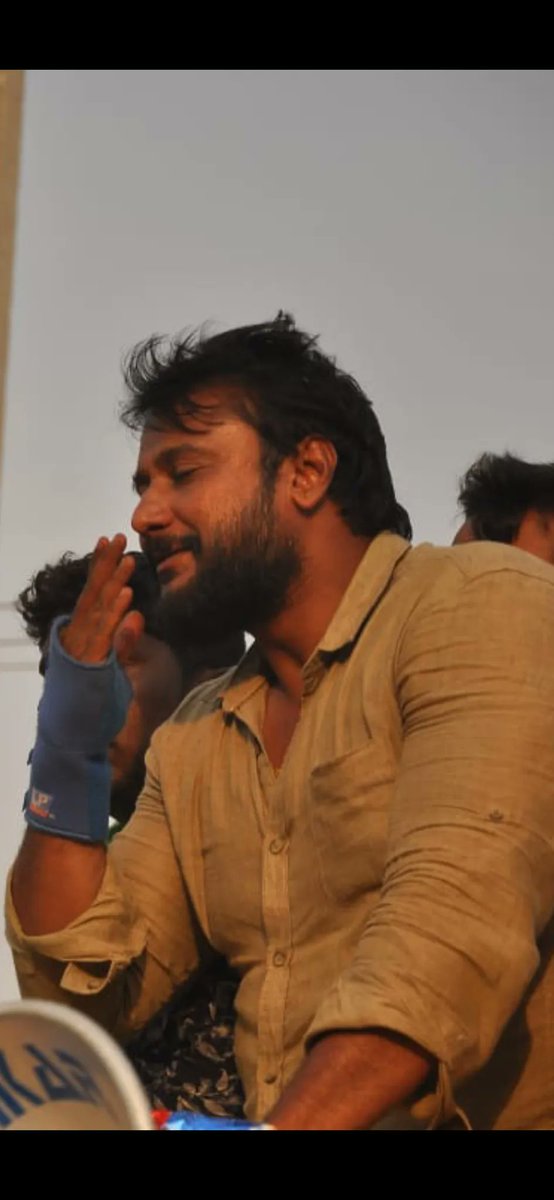 Darshanfans171's tweet photo. ಸಹನೆ ಪ್ರೀತಿ ಕರುಣೆ ದಾಸನ ಸದ್ಗುಣ 😍✌️
#DBossBirthdayCDP https://t.co/947JJYmYrK