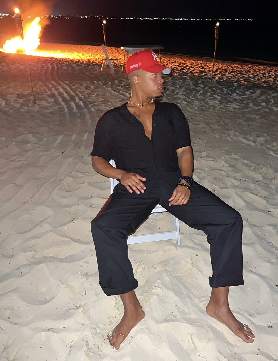 The_BOYBLUE26's tweet photo. Day 3 - Dinner On the Beach! #DaddyBlue https://t.co/QgQLuD5quk