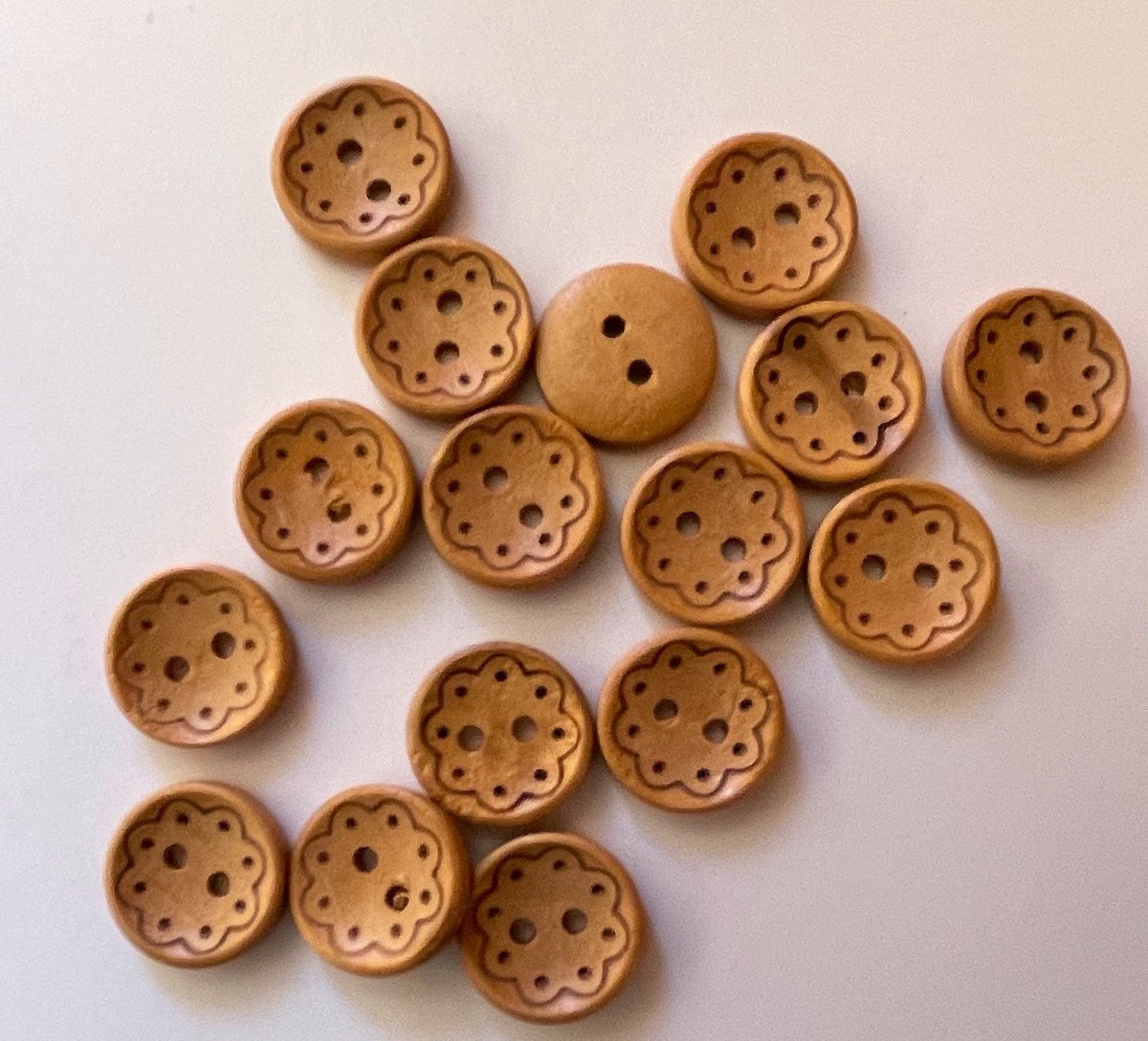 BeadsBitznBopz's tweet photo. Wooden Brown Carved Flower Pattern Buttons |  2-holes | DIY Handicrafts Scrapbooking |  13mm | 10 buttons https://t.co/JCewnvWzHM #Button #BeadsBitznBopz #Craft supplies #Etsyireland #Irishbutton #Etsy #VintageButtons https://t.co/Rj87vgvuBg