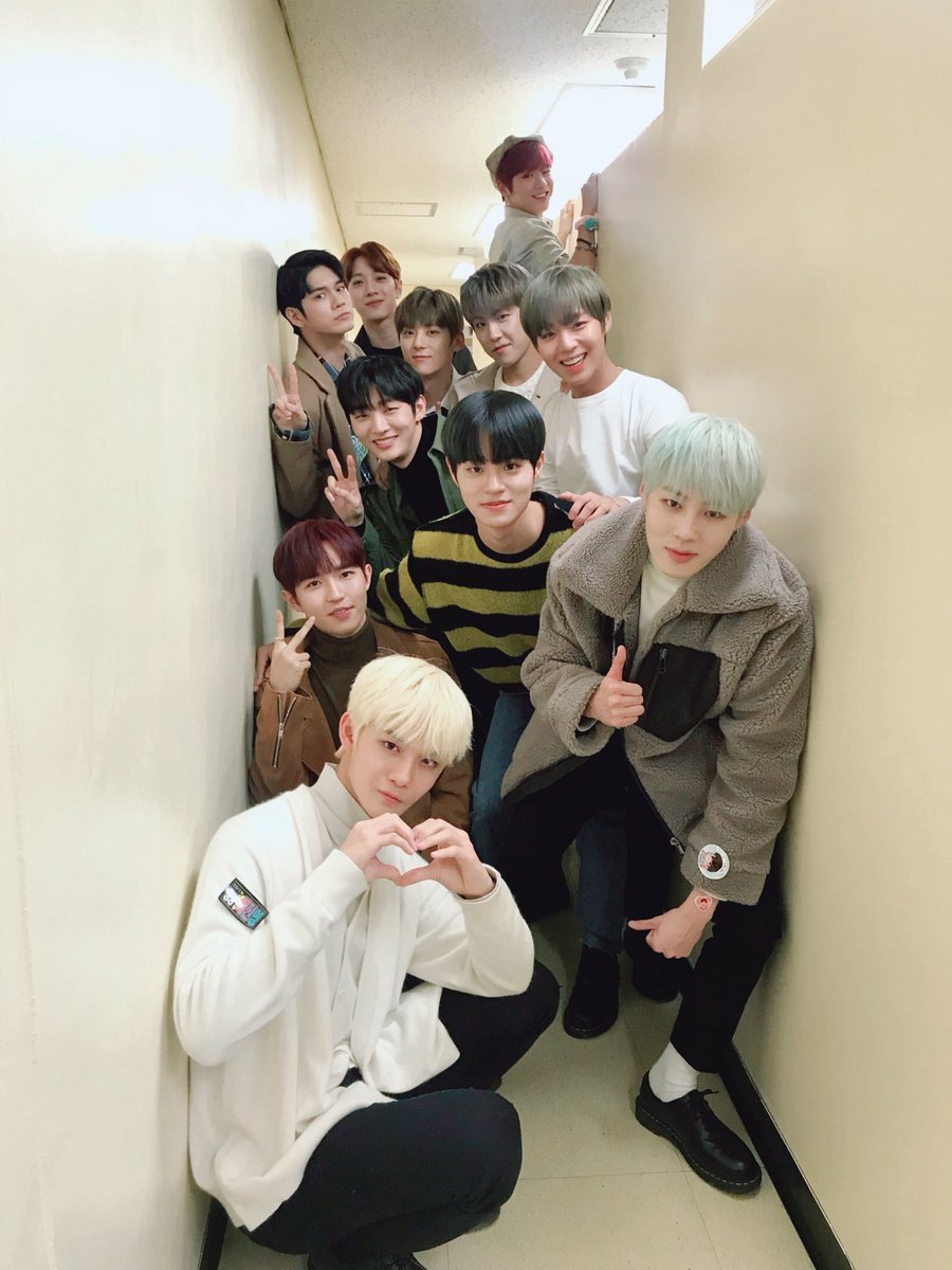 be_with_one_'s tweet photo. 꼭 한명씩은 딴 짓 국룰 단체샷 https://t.co/KelUaxRGqZ