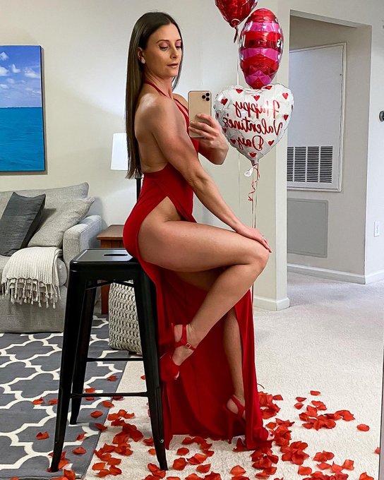 Happy Valentine&rsquo;s Weekend! 💃🏻 Head over to my Insta for more pics of this dress! #ValentinesDay2022 https://t<a href="/tag/valentinesday2022"class="tags"><span>#valentinesday2022</span></a>