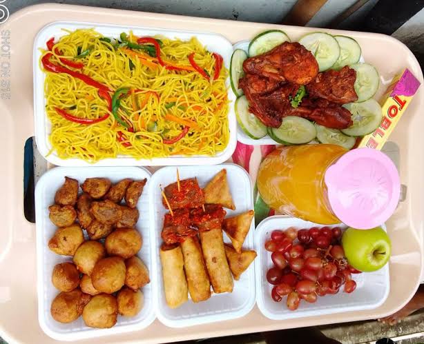 Bernysweets1's tweet photo. Make it a date with us this valentine. 
Midi package =10k
Mini package=15k
Max package= 25k
Chef's special, oga size= 60k
For further details you can go through our flier below. Or Whatsapp 08169392533 https://t.co/dcrmfrEepN