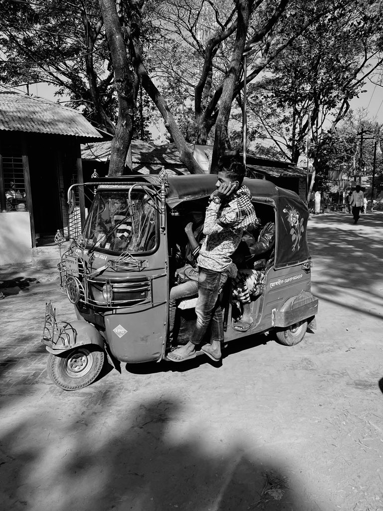 Compressed natural gas (CNG) driven 🛺 known as CNG is a very common mode of transportation in #Rohingya #refugee camps in Kutupalong refugee settlements, Cox’s Bazar!  

#localtransport #cngautorickshaw #people #livelihoods #campstreets #dailylife #pabloamosphotos