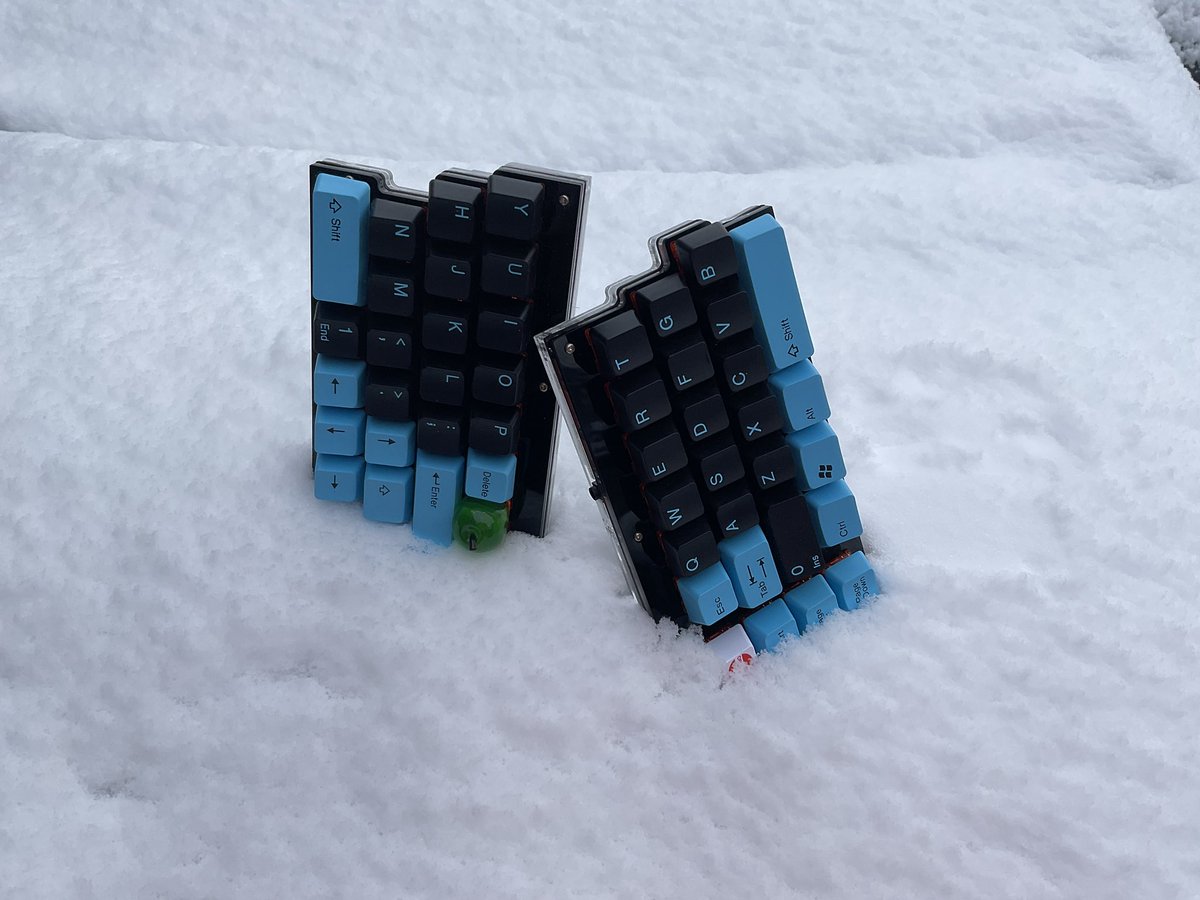 0002ozlet's tweet photo. Title:雪が降ったらキーボードを挿すらしいので…
Keyboard:cool950S
#KEEB_PD #KEEB_PD_R83 #自作キーボード #keyboard #splitekeyboards #cool950S https://t.co/Uw7Kvig6Bz