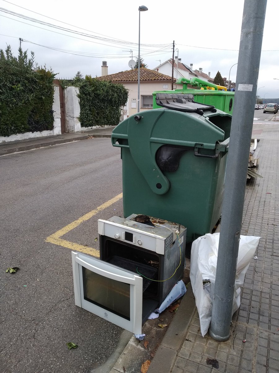 casensior's tweet photo. Que en el año 2022 aun haya gente que no se haga responsable de su propia basura y deje un horno de cocina oxidado en la calle me parece sorprendente https://t.co/aTlwacRLzt