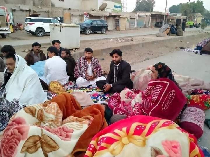 ZoyaAsghar4's tweet photo. Protest continues for the last 16 hours at national highway against bloody incident. What a shame for sindh police. local police has not registered FIR against suspects
#ArrestMoshinZardari
#QaziAhmedIncident https://t.co/eXWuWpdZ1t