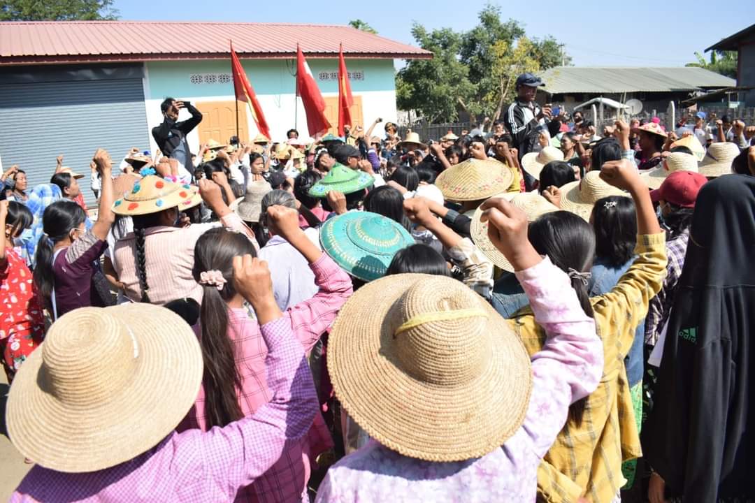 GiGi71908391's tweet photo. Anti-coup revolutionary coalition strike in the Vlgs from Sagaing's Yinmabin Dist today to mark the 107th birthday of independence leader General Aung San. 🪧  #2022Feb13Coup #Australia_StopFutureFund #WhatsHappeningInMyanmar https://t.co/EsDKVb1KbS