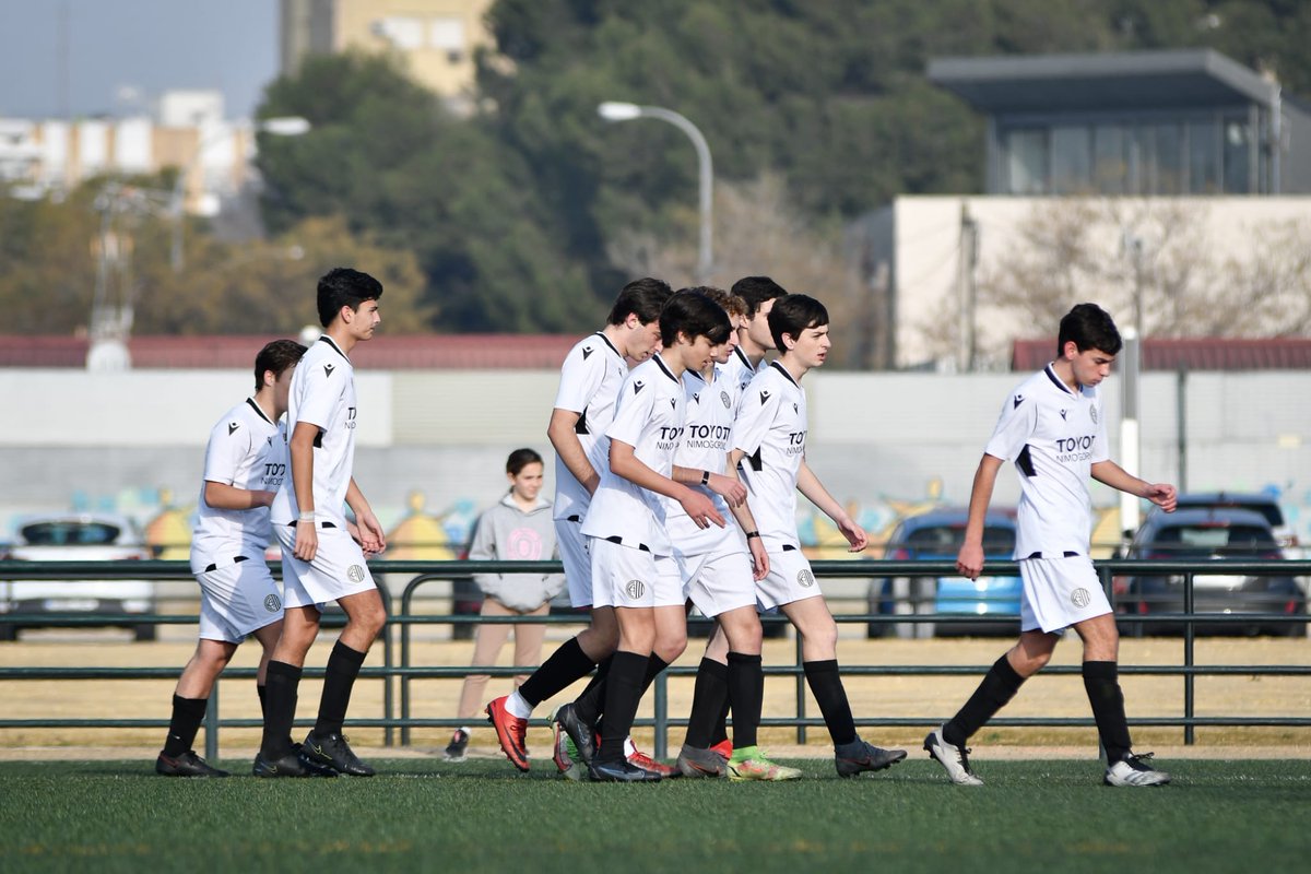 CAC_Escuela's tweet photo. 🔊👏 ¡Se adelanta nuestro #CACJuvenil en los primeros minutos de partido ante el #Isbiliya!
#LaEscuelaDeLosSueños ⚫⚪⚽️ https://t.co/PGoIW00KZw