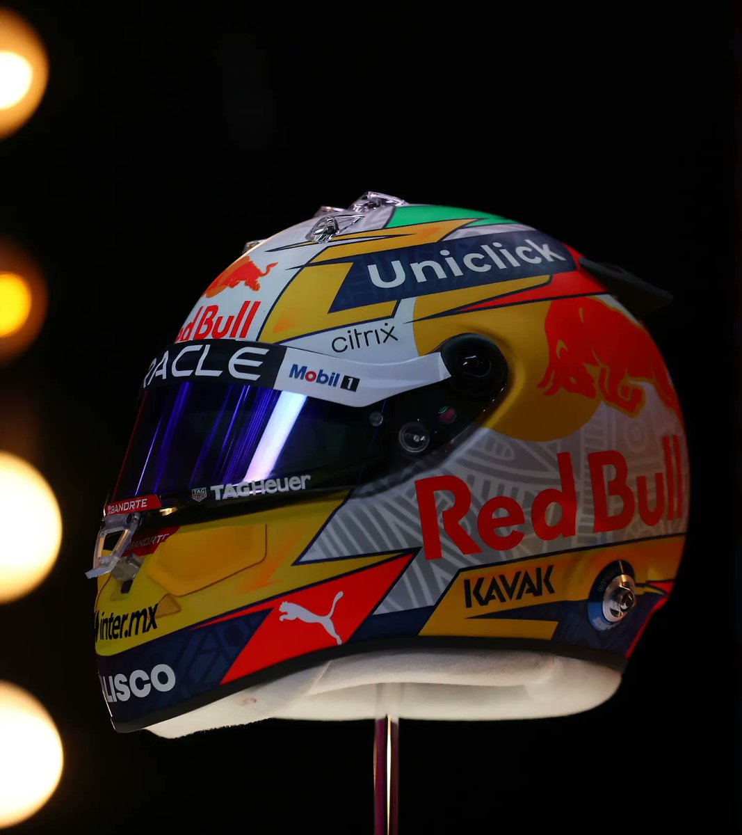 RedBullF1Group's tweet photo. New machine #RB18.New helmet color!
#RedBullRacing
#MaxVerstappen
#PER11 https://t.co/sjLA2bDLv0