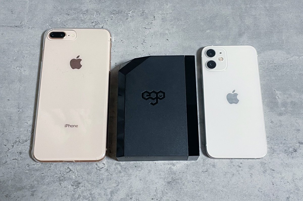 hidetoshitwitt's tweet photo. 「6ポート同時に急速充電」可能。
にも関わらずのこのサイズ感。
iPhone12mini & iPhone8Plus で挟んでみた。
設置場所にも持ち運びにも困ることは無いです。
#充電器 #EXINNO #240W https://t.co/1Pc5RRvxEl