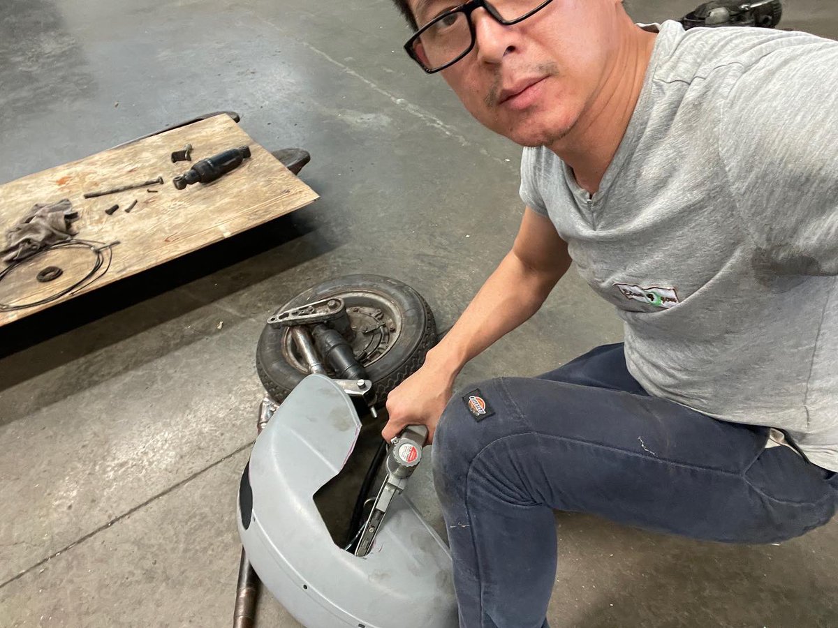 PhetFresh's tweet photo. My life is about #custom #phetfresh #customscooter #vespa https://t.co/AUDdJgBs9h
