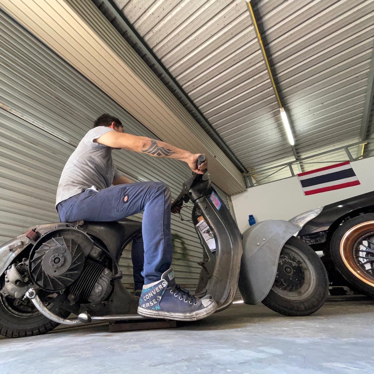 PhetFresh's tweet photo. My life is about #custom #phetfresh #customscooter #vespa https://t.co/AUDdJgBs9h