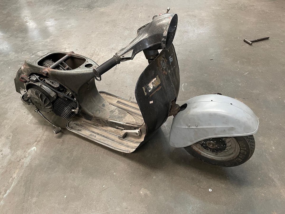 PhetFresh's tweet photo. My life is about #custom #phetfresh #customscooter #vespa https://t.co/AUDdJgBs9h