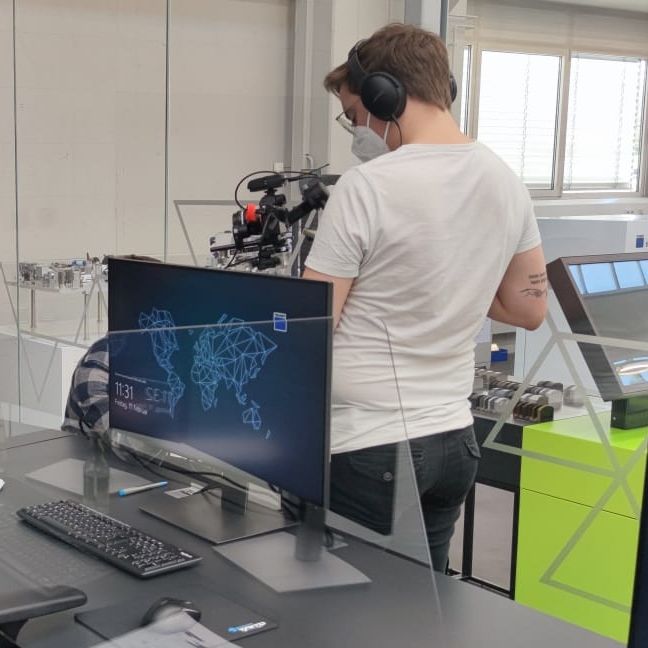oculavis's tweet photo. Shooting time for our new product video with a focus on #augmentedreality #workflows in our customer's #smartfactory at @TRUMPF_News! 🎬 https://t.co/qiiLFnEP3J