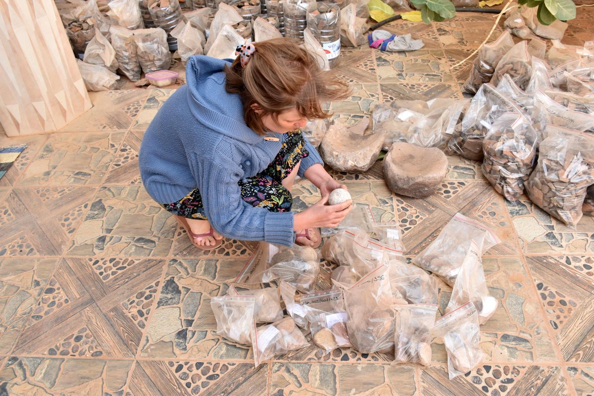 JoannaAC2017's tweet photo. Our fantastic stone tools specialist Agnieszka Ryś from the University of Warsaw has arrived to tell us what's what! 🤠 Not sure which one do I like more:
'Oh, that's pretty!' OR 'That's soo ugly, buy really good quality' 🤣
#SobaExpedition #archaeology #sudan #archaeoscience https://t.co/pcxIq1Fky3