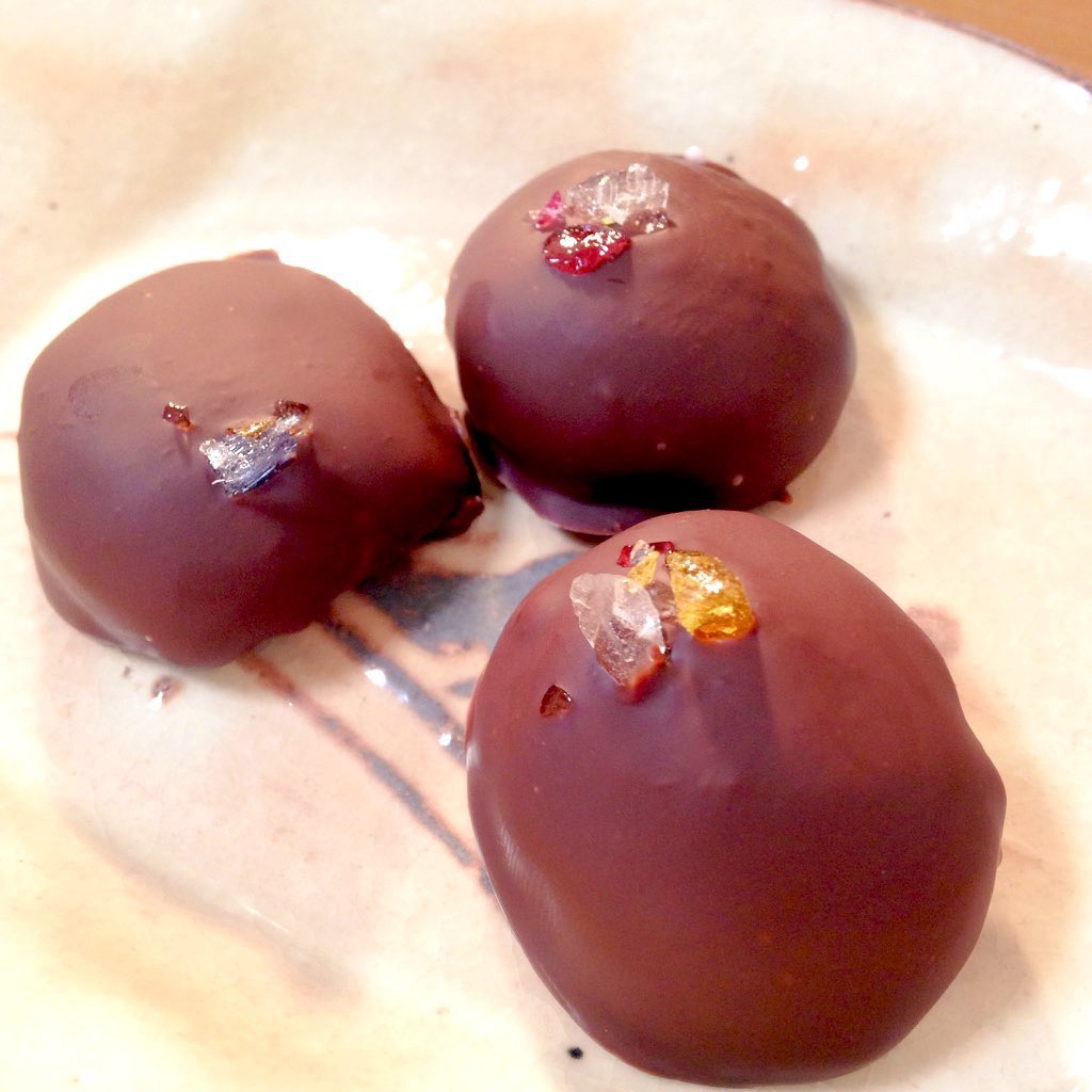 【バレンタイン】💝

コンビニお嬢さま5話より
『ねるねるねるねチョコ』

甘酸っぱいムースとパチパチキャンディがアクセント!

#コンビニお嬢様
#手作りチョコ 