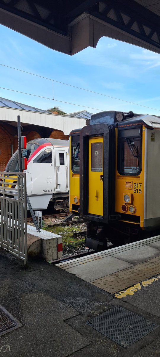 720 515 and 317 515 waiting to head off to Liverpool Street and Stratford 

@greateranglia 
#class720
#class317