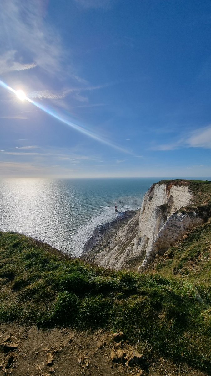 LouiseTollick's tweet photo. Lovely sunny (but FREEZING!) day trip down to the south coast yesterday 💨🌊🌞
#BeachyHead #Eastbourne #BeachyHeadLighthouse https://t.co/DkibX39TUB