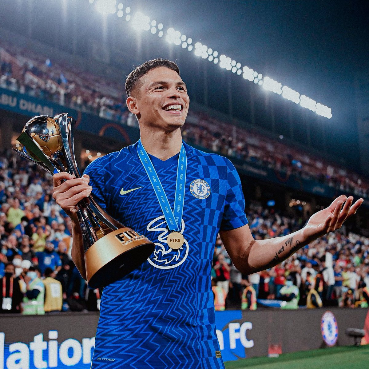 LDNFootbalI's tweet photo. Joined Chelsea at 35 years old. Will leave a legend… 

Ohhh Thiago Silva 🎶🇧🇷 https://t.co/RD1315gasA