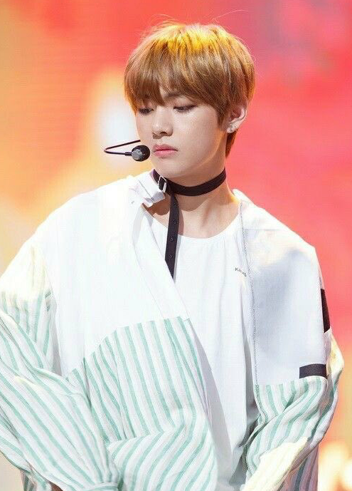 btsmoohourly's tweet photo. the chokers with the-

#V #뷔 @BTS_twt
#SOLAR #솔라 @RBW_MAMAMOO https://t.co/naWbLCzJfL