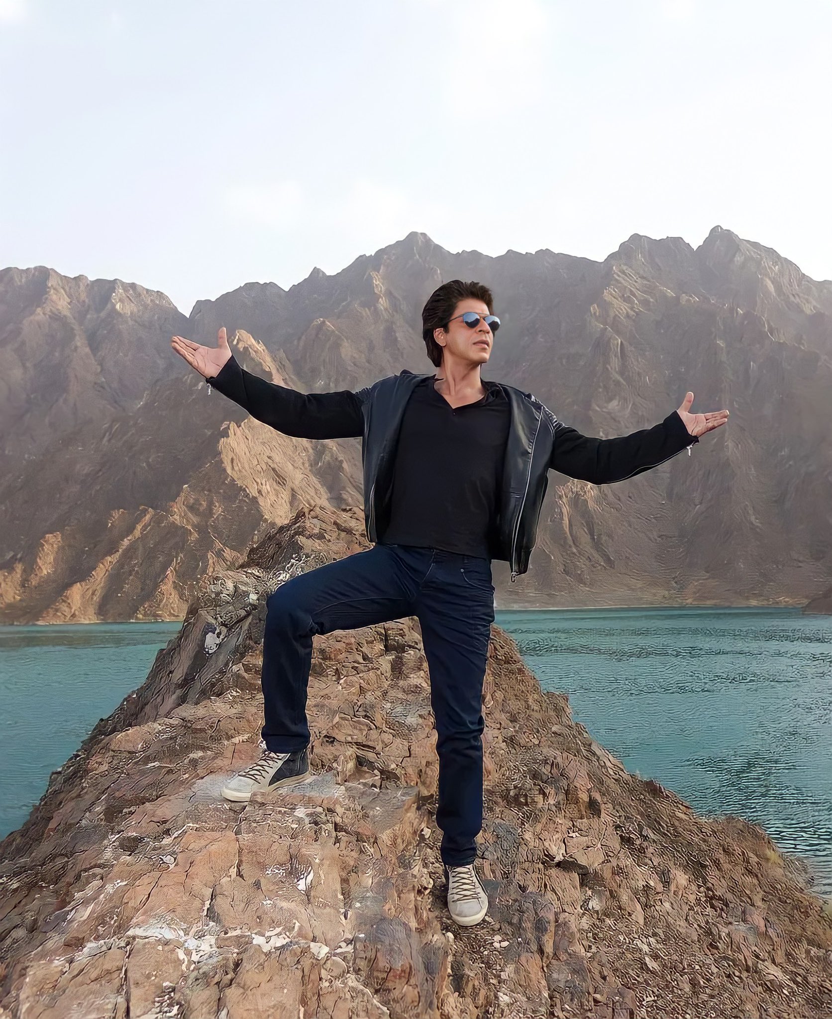 Shah Rukh Khan greets fans with selfies and signature pose; fans call it  'Perfect Eidi'- The Etimes Photogallery Page 2