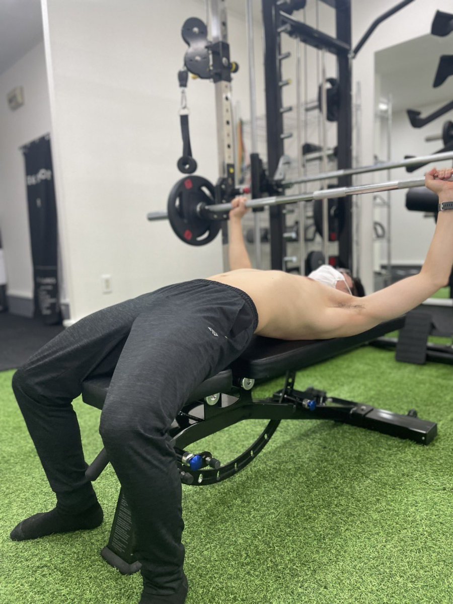 takuma100401's tweet photo. 人生初のベンチプレス
補助ありで60kgいけた！(写真は55kg)
今まで自重でしかトレーニングしたことないけど、意外と上がるもんやな笑
#筋トレ https://t.co/zLdmXcGZiM
