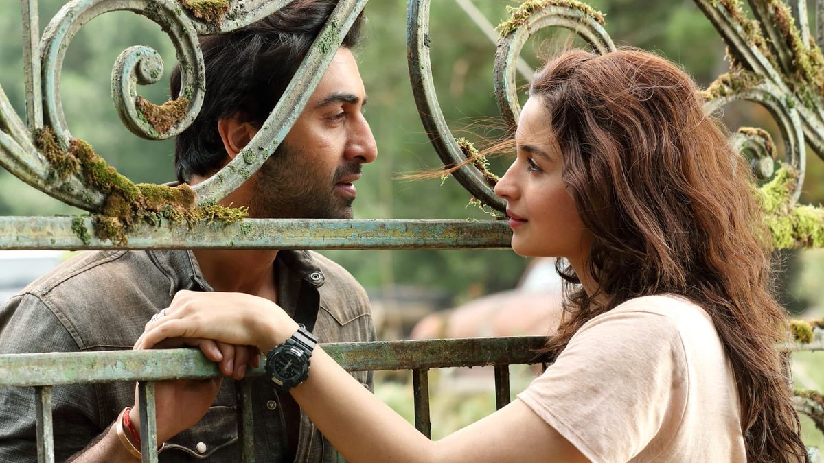 boyfriendkapoor's tweet photo. Wow ! This looks so otherworldly ... no idea why.... but the eye contact, their hands. I am soooo damn excited ! KEEP THEM COMING THAT CONTENT. YOU ARE DOING GREAT #Brahmastra #AliaBhatt #RanbirKapoor https://t.co/xT9jrKDmf7