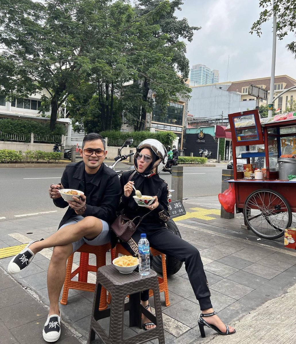 hanya denganmu aku bisa merasakan jatuh cinta berkali-kali, setiap hari 💙😝