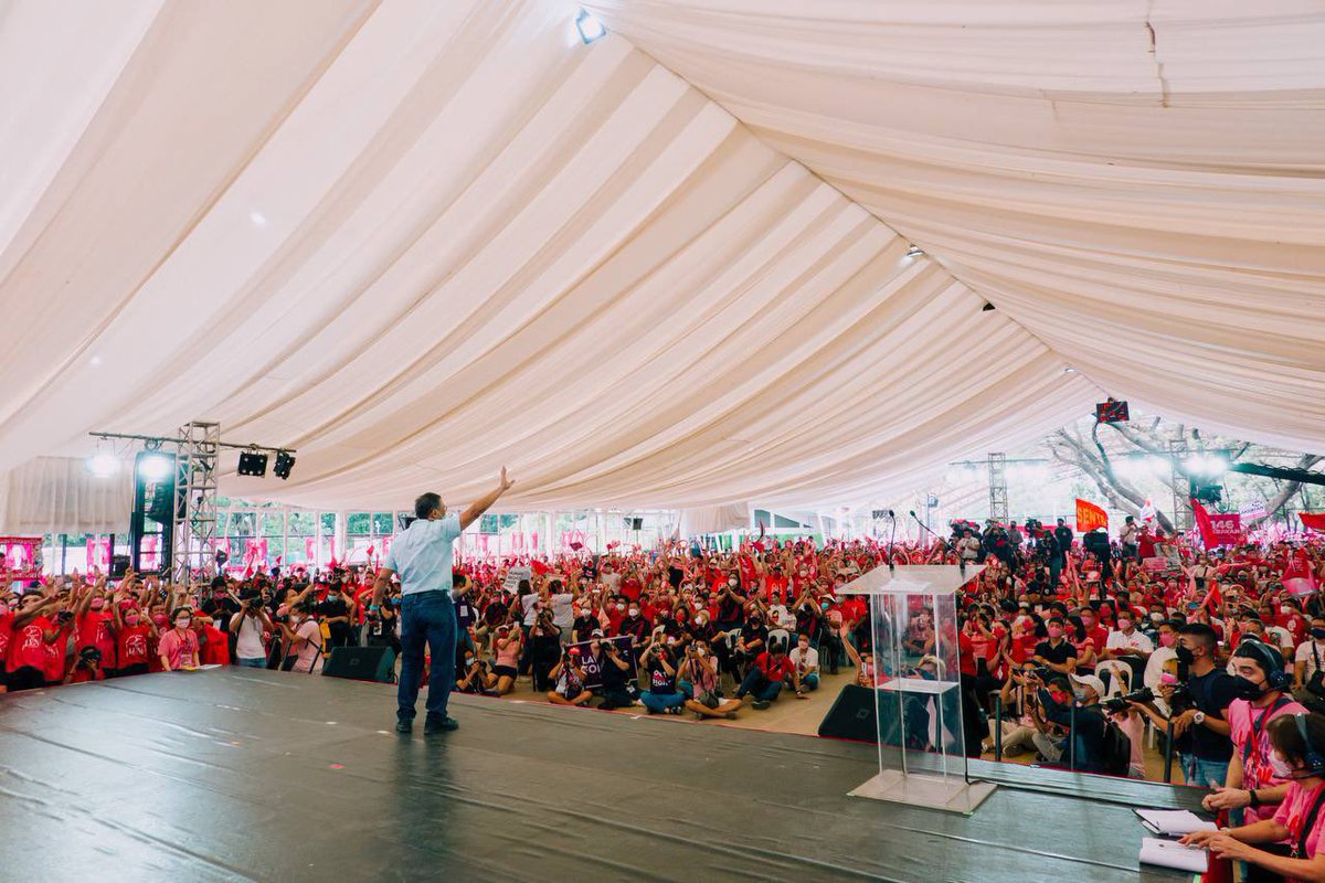 ChelDiokno's tweet photo. MARAMING SALAMAT, QC! 💕

Punong puno ng kulay rosas ang Quezon City Memorial Circle ngayong umaga para sa #PinkSunday Grand Rally! 🎀 I am so overwhelmed by your show of support. SOLID! 

Pagtulungan nating gawing liyamado ang mga dehado! Tara na’t ipanalo na natin ito! https://t.co/Z5AM5n6ffq