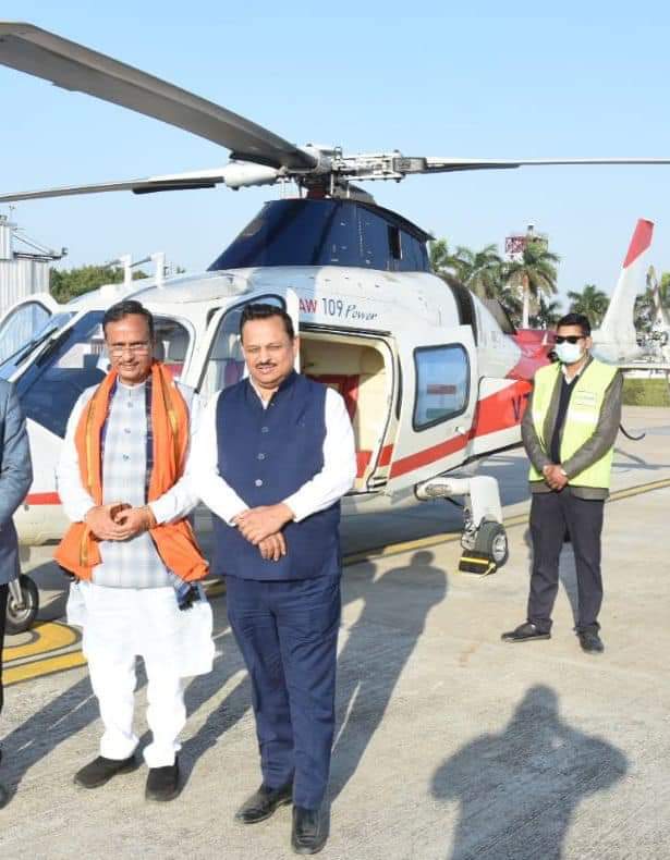 yuganternews's tweet photo. देखो देखो ठग सुब्रत राय के नौंकर के साथ सुब्रत के हवाई जहाज में उत्तर प्रदेश के डिप्टी मुख्यमंत्री को देखो।
#पहले_भुगतान_फिर_मतदान 
#ठगों_को_फांसी_दो 
हमारा पैसा वापस करो https://t.co/jpjcbwLaVy