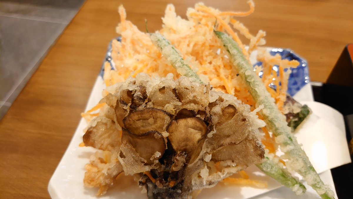 SorairoZ32's tweet photo. 皆さま♪こんにちは♪お疲れさまです♪
今夜から雪かも？なので今日はお蕎麦をススってきました♪栃木の名店、佐野秋山の #かみやま さんです♪
水々しい細切りの玄蕎麦は喉越しが良くて、香りも旨味もしっかりで、とても美味しかったです〜天麩羅もサクサクでバッチリでした♪ごちそうさまでした〜♪ https://t.co/NZ69AcOX0q