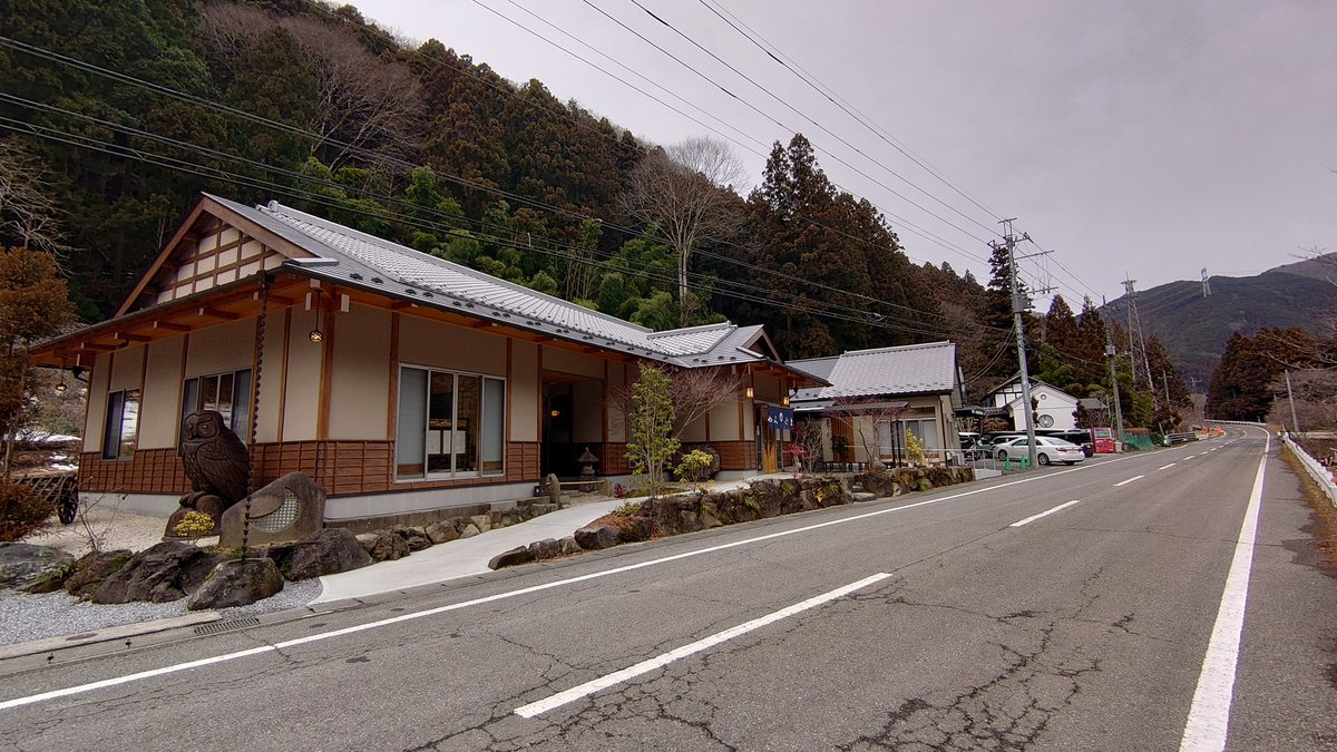 SorairoZ32's tweet photo. 皆さま♪こんにちは♪お疲れさまです♪
今夜から雪かも？なので今日はお蕎麦をススってきました♪栃木の名店、佐野秋山の #かみやま さんです♪
水々しい細切りの玄蕎麦は喉越しが良くて、香りも旨味もしっかりで、とても美味しかったです〜天麩羅もサクサクでバッチリでした♪ごちそうさまでした〜♪ https://t.co/NZ69AcOX0q