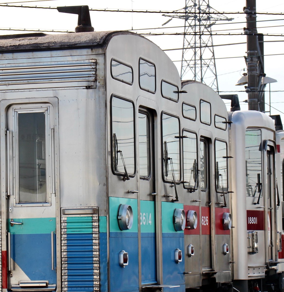 sx60WEg1j65Uscj's tweet photo. 8500系伊豆なつ号の、前面の水色の帯は、元の赤帯幅より少し細いが、合わせられなかったのだろうか？
#8614F https://t.co/yPMxnxLm2d