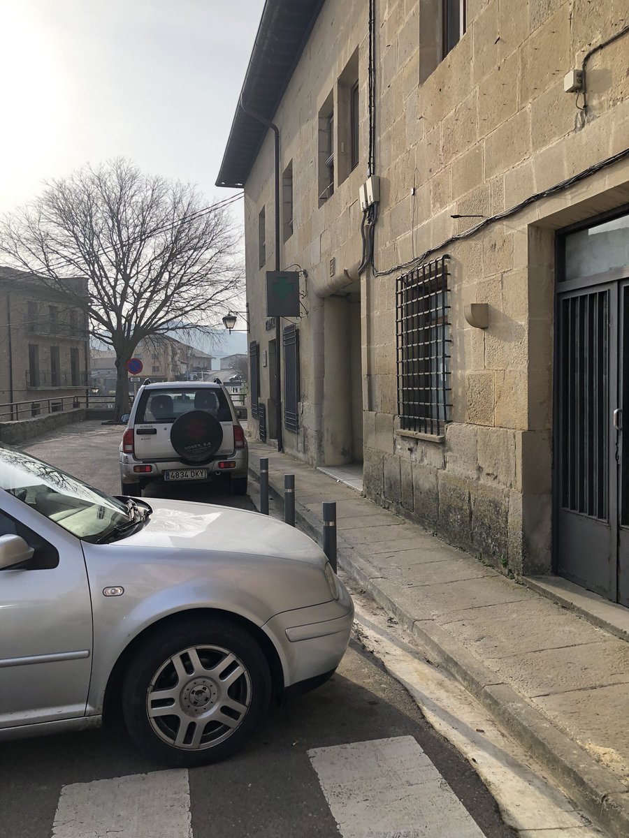 Aceras libres de obstáculos. <a href="/AytoSos/">Sos del Rey Católico</a> 
#seguridadvial
#ParticipaciónCiudadana
#Respetando
#Mejorandocadadia
#MejorandoSos