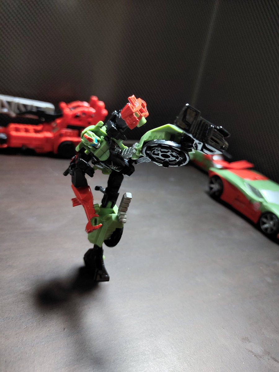 takaha_chanel's tweet image. #COMBINERWARS VICTORION‼️
まずはRUSTDUST‼️
このサイバトロン文字？が良いアクセントになってビークルモードの方が私的に好みです✨
小さいから可動も大雑把ですけど、バランス取りさえすれば4枚目のポーズなんかも自立可能‼️
意外と一番のお気に入りになるかも⁉️
#トランスフォーマー
#Transforers