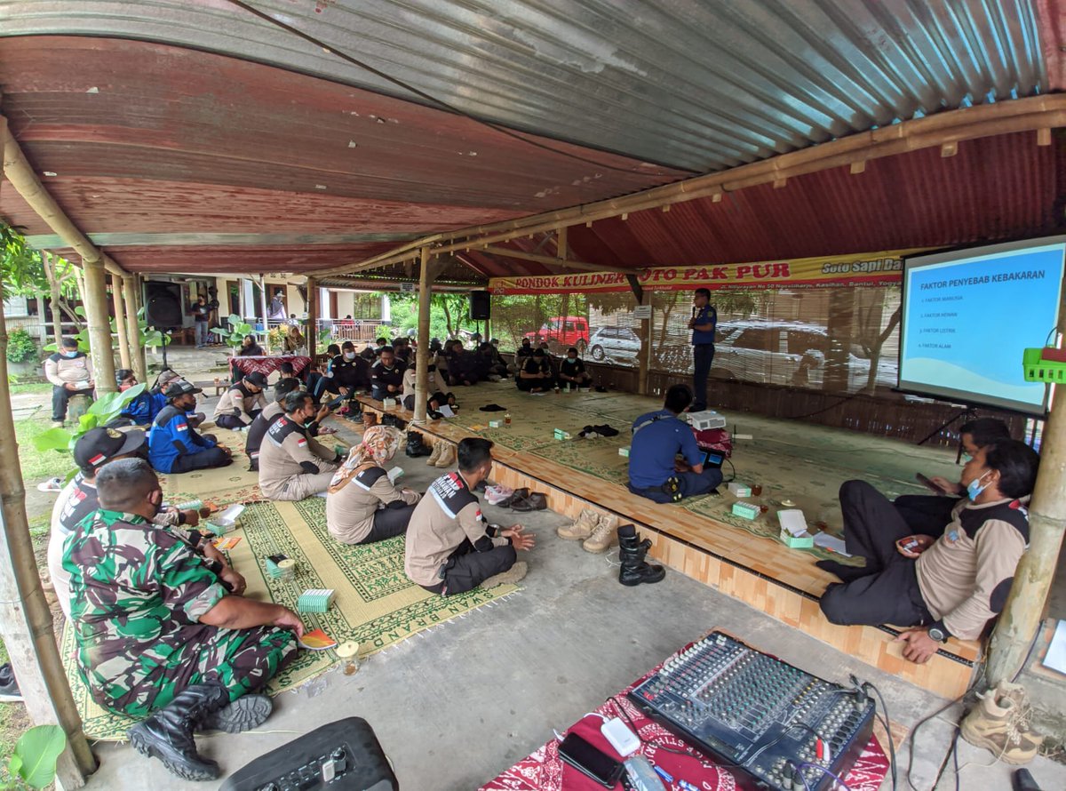 FPunokawan's tweet photo. Minggu (13/2), Kegiatan peningkatan kapasitas relawan penanggulangan bencana di wilayah Ngestiharjo dilaksanakan bersama anggita FPRB Punokawan, Perwakilan Satlinmas, FKPM, dan organisasi relawan setempat oleh Tim @PusdalopsBantul bidang Pemadam Kebakaran dan Penyelamatan https://t.co/4patutYh27