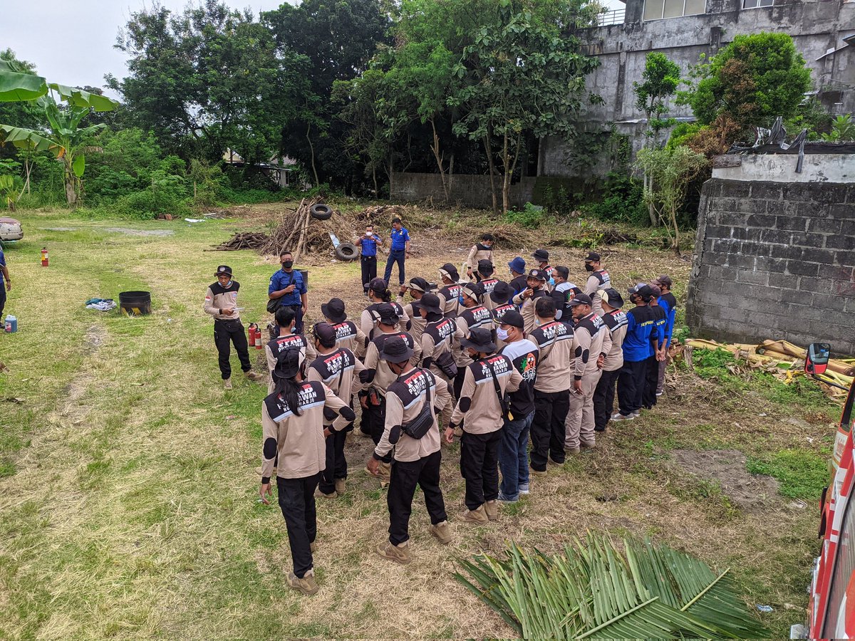 FPunokawan's tweet photo. Minggu (13/2), Kegiatan peningkatan kapasitas relawan penanggulangan bencana di wilayah Ngestiharjo dilaksanakan bersama anggita FPRB Punokawan, Perwakilan Satlinmas, FKPM, dan organisasi relawan setempat oleh Tim @PusdalopsBantul bidang Pemadam Kebakaran dan Penyelamatan https://t.co/4patutYh27