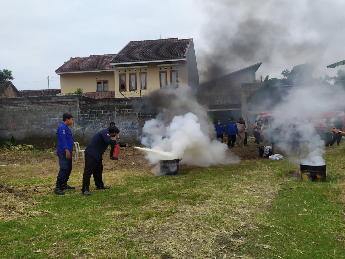 FPunokawan's tweet photo. Minggu (13/2), Kegiatan peningkatan kapasitas relawan penanggulangan bencana di wilayah Ngestiharjo dilaksanakan bersama anggita FPRB Punokawan, Perwakilan Satlinmas, FKPM, dan organisasi relawan setempat oleh Tim @PusdalopsBantul bidang Pemadam Kebakaran dan Penyelamatan https://t.co/4patutYh27