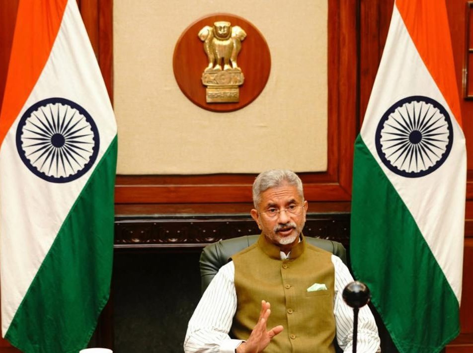DDChandanaNews's tweet photo. ವಿದೇಶಾಂಗ ವ್ಯವಹಾರಗಳ ಸಚಿವ @DrSJaishankar ಅವರು 3 ದಿನಗಳ ಅಧಿಕೃತ ಭೇಟಿಗಾಗಿ ಇಂದು ಫಿಲಿಪೈನ್ಸ್ ಗೆ ತೆರಳುತ್ತಿದ್ದಾರೆ. ವಿದೇಶಾಂಗ ಸಚಿವರಾದ ಮೇಲೆ ಇದು ಅವರ ಮೊದಲ ಫಿಲಿಪೈನ್ಸ್ ಭೇಟಿಯಾಗಿದೆ.
@DrSJaishankar
@PMOIndia
#pilipine https://t.co/fOWkuvpHYt