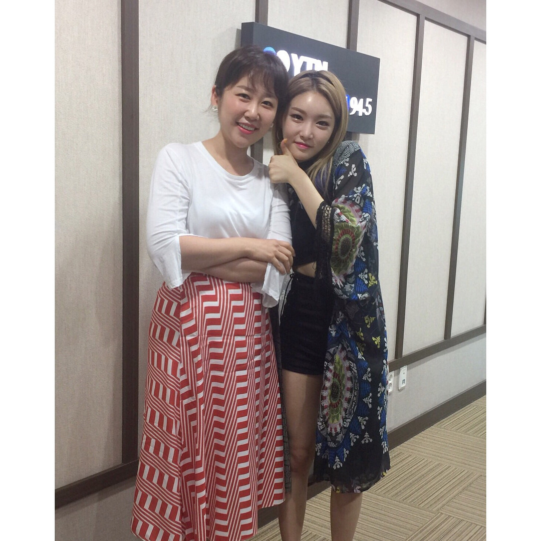 kchcherry's tweet photo. [170615 ] Verena (YTN PD) IG update w/ Chungha

verena_jy.
프로듀스101 시즌 1 때
나를 투표하게 만들었던
#청하
.
스팟 광고 녹음하러 왔길래
부끄러왔지만 인증샷 🙈
.
.
아이돌과 비교할 건 못되나
나 다이어트 좀 해야겠네..? 😂
.
.
#청하와이모 😂
.
#YTN라디오 #YTNFM https://t.co/mEHlOamGCW