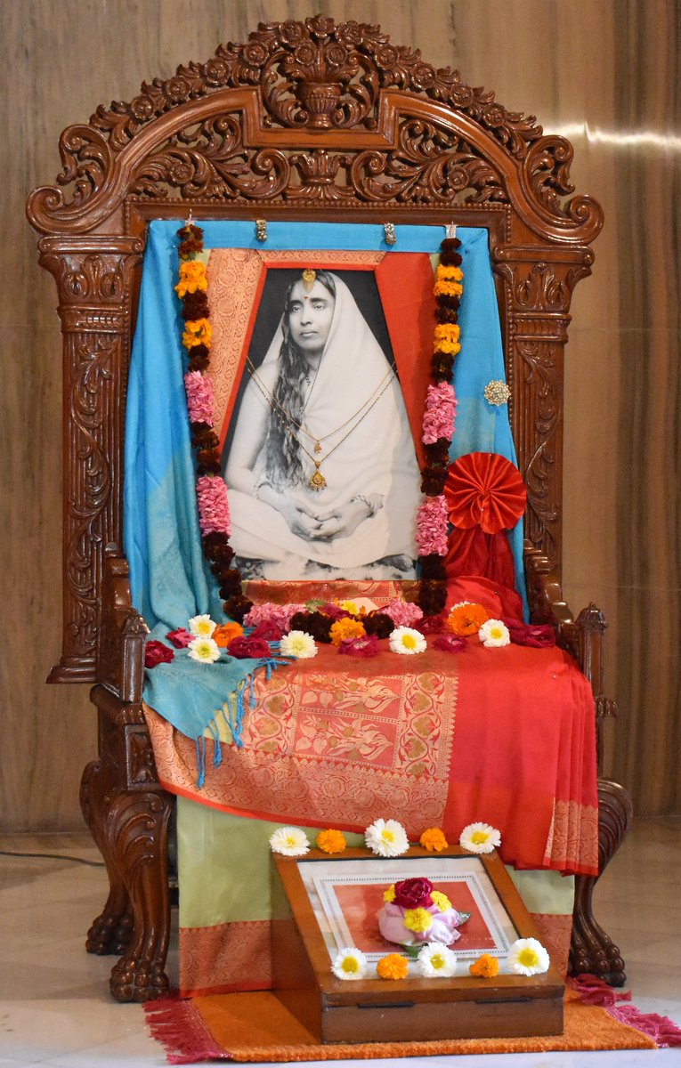 rkmdel's tweet photo. To remain somehow united with God. There are two ways: karmayoga and manoyoga. Householders practise yoga through karma, the performance of duty. There are four stages of life: brahmacharya, garhasthya, vanaprastha, and sannyas. Sannyasis...https://t.co/H87AFUu0xv https://t.co/XJlwBmMX6u